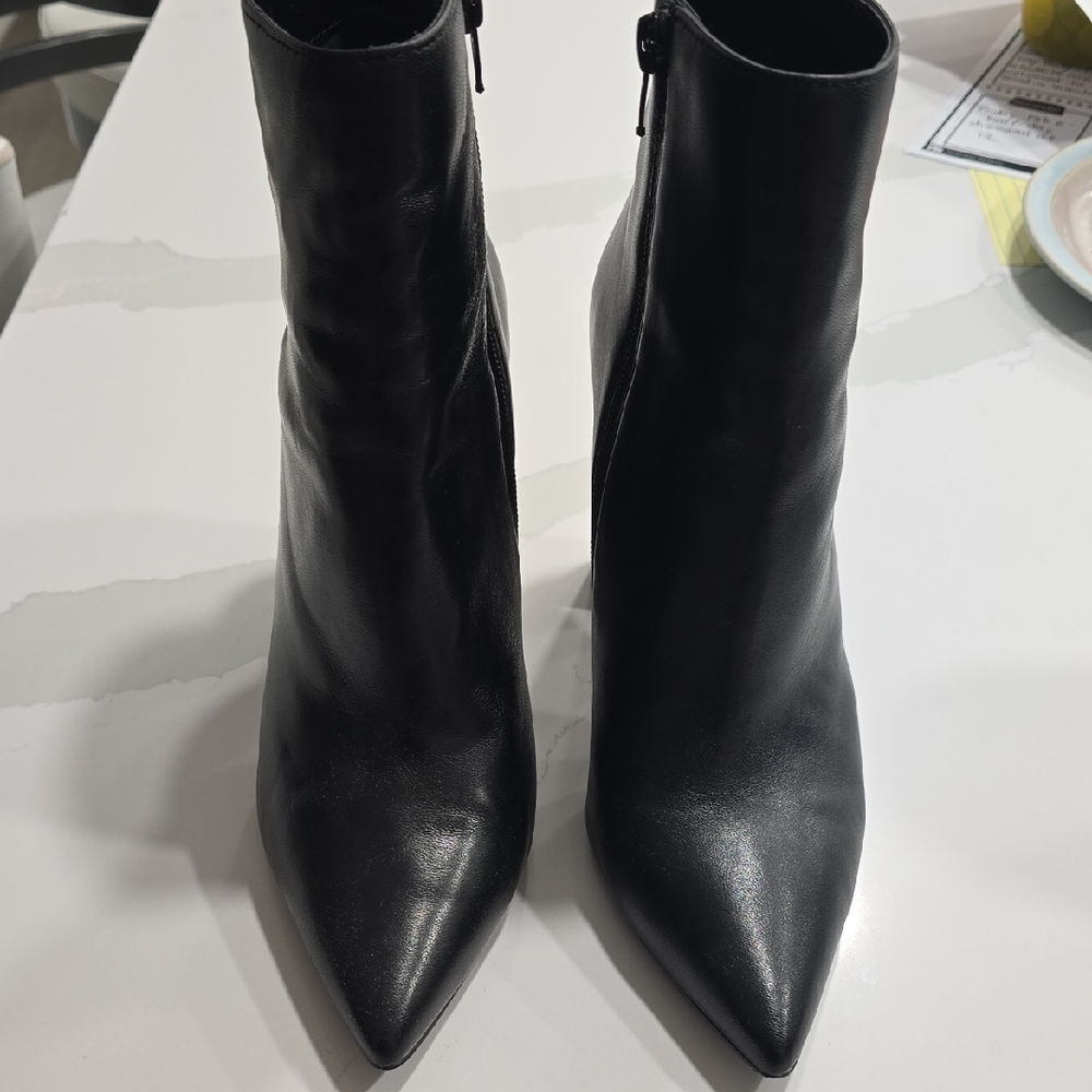 Steve Madden Sleek Black Leather Ankle Zip-Up Booties Size 9